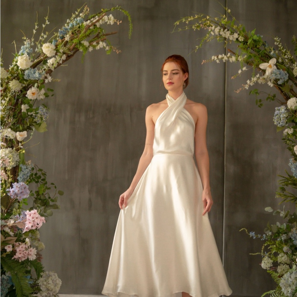 Elegant ivory Halter Dress
Handmade silk dress